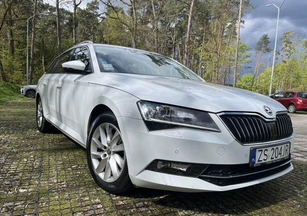 Skoda Superb cena 87900 przebieg: 88200, rok produkcji 2018 z Szczecin małe 29